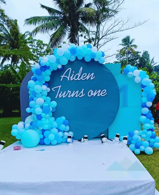 First-birthday balloon arch and backdrop on the Casa Marari lawn