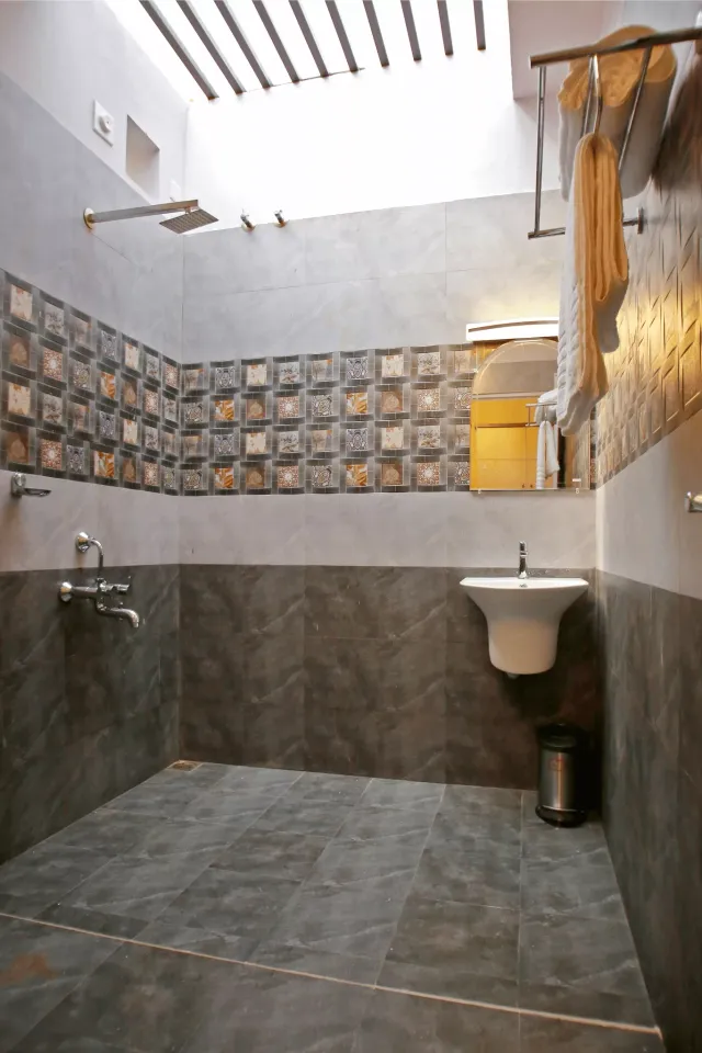 Large open-air bathroom with patterned tiles in Deluxe room 101